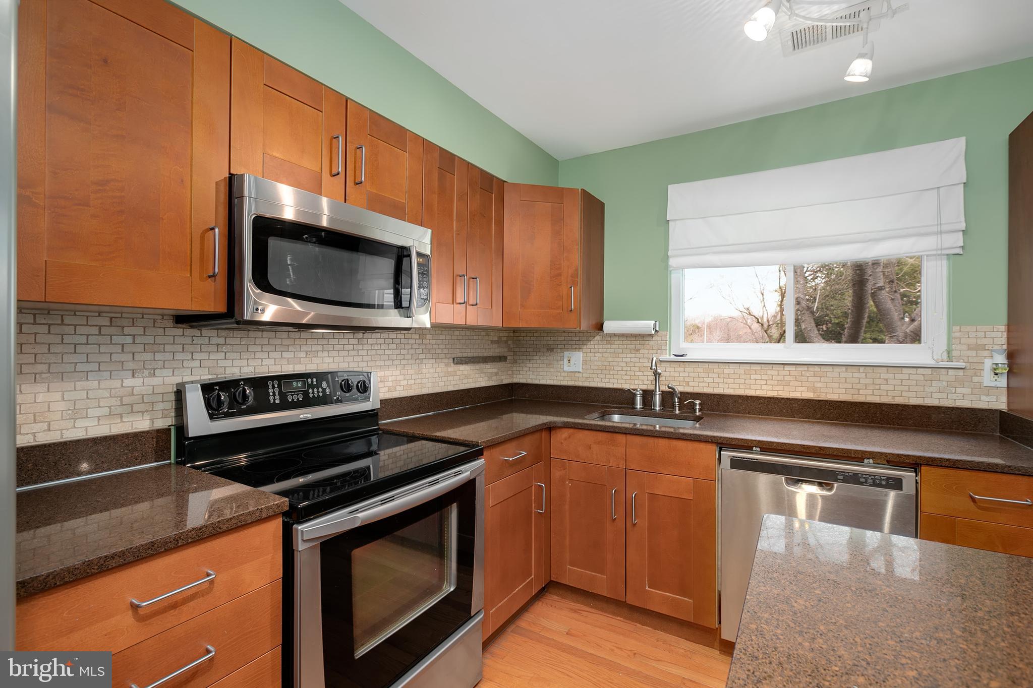 1524 Goldenrain Court Reston, VA 20190 - Photo 12 of 38 Gallery Image 12