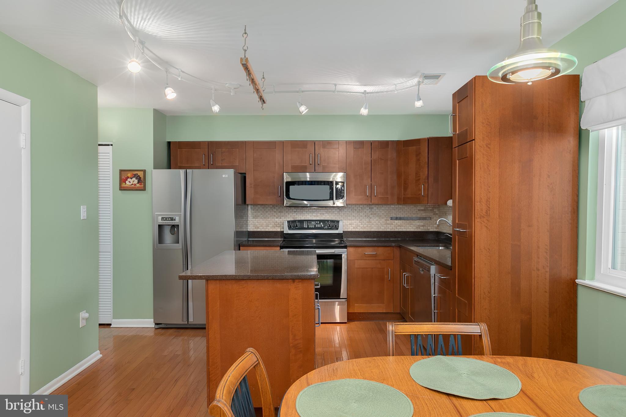 1524 Goldenrain Court Reston, VA 20190 - Photo 14 of 38 Gallery Image 14