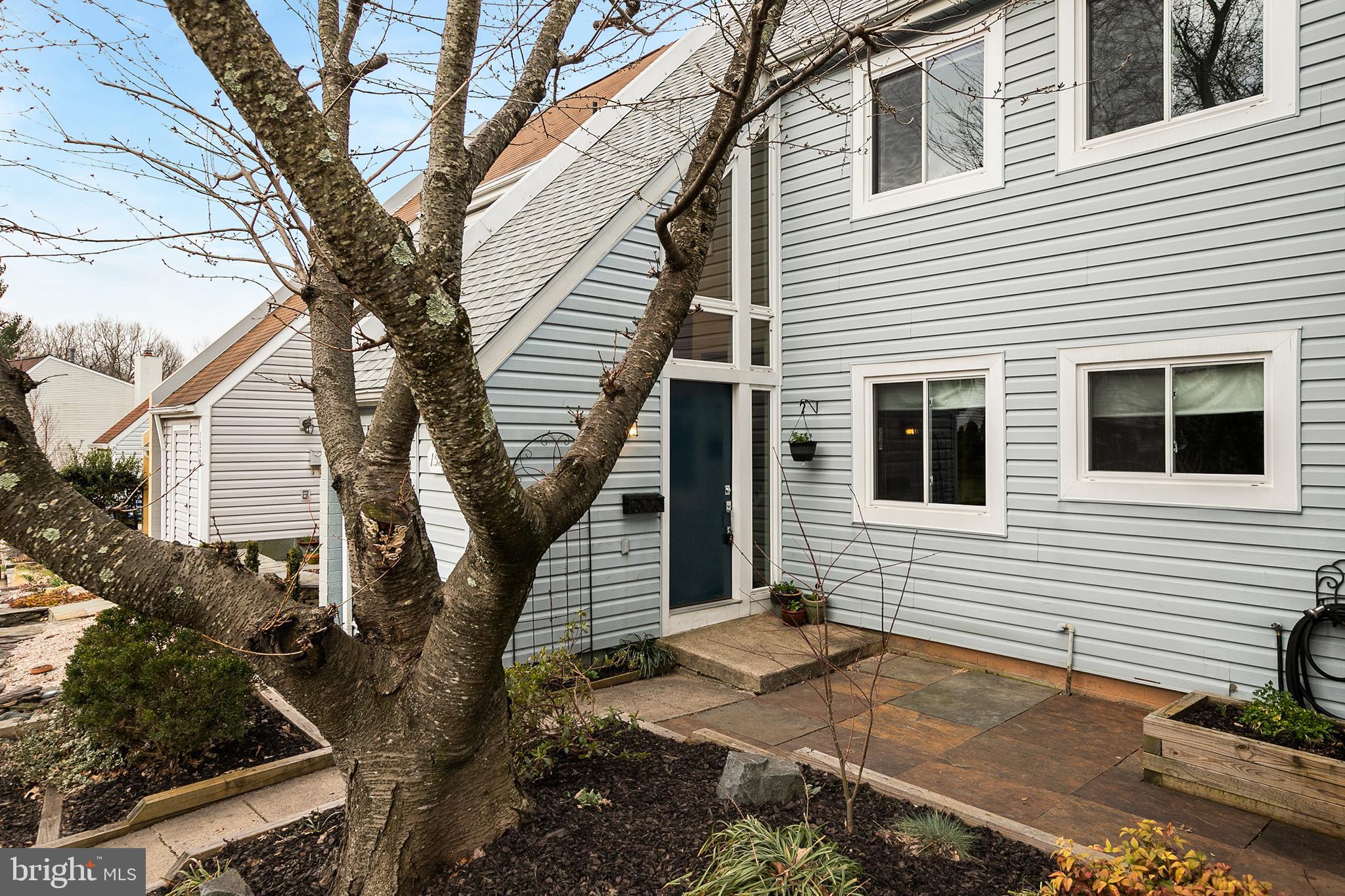 1524 Goldenrain Court Reston, VA 20190 - Photo 3 of 38 Gallery Image 3