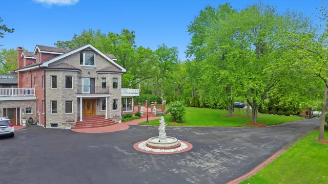$999,900 | 300 Bradley Road, Lake Forest, IL 60045