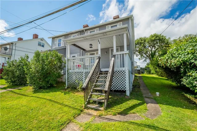 a view of a house with a yard