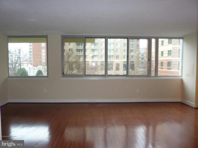 1220 Blair Mill Road, Unit 116 Silver Spring, MD 20910 - Photo 25 of 30 Living Room/Dining Room
