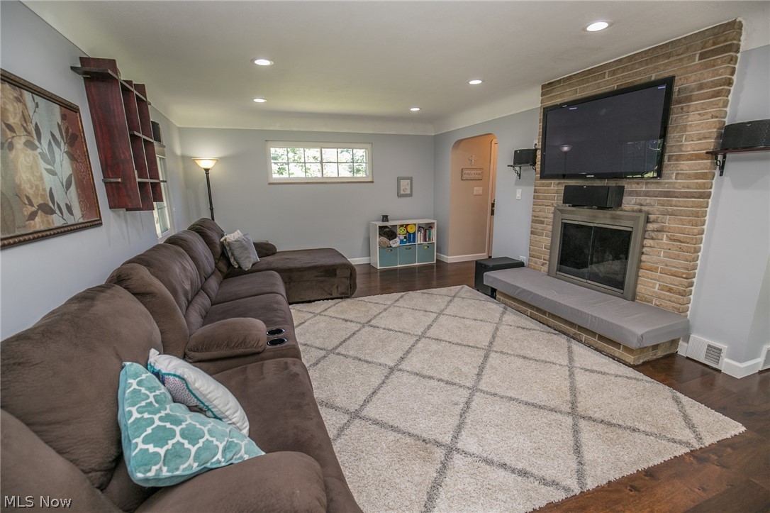 2166 Chestnut Road Seven Hills, OH 44131 - Photo 5 of 30 Gallery Image 5
