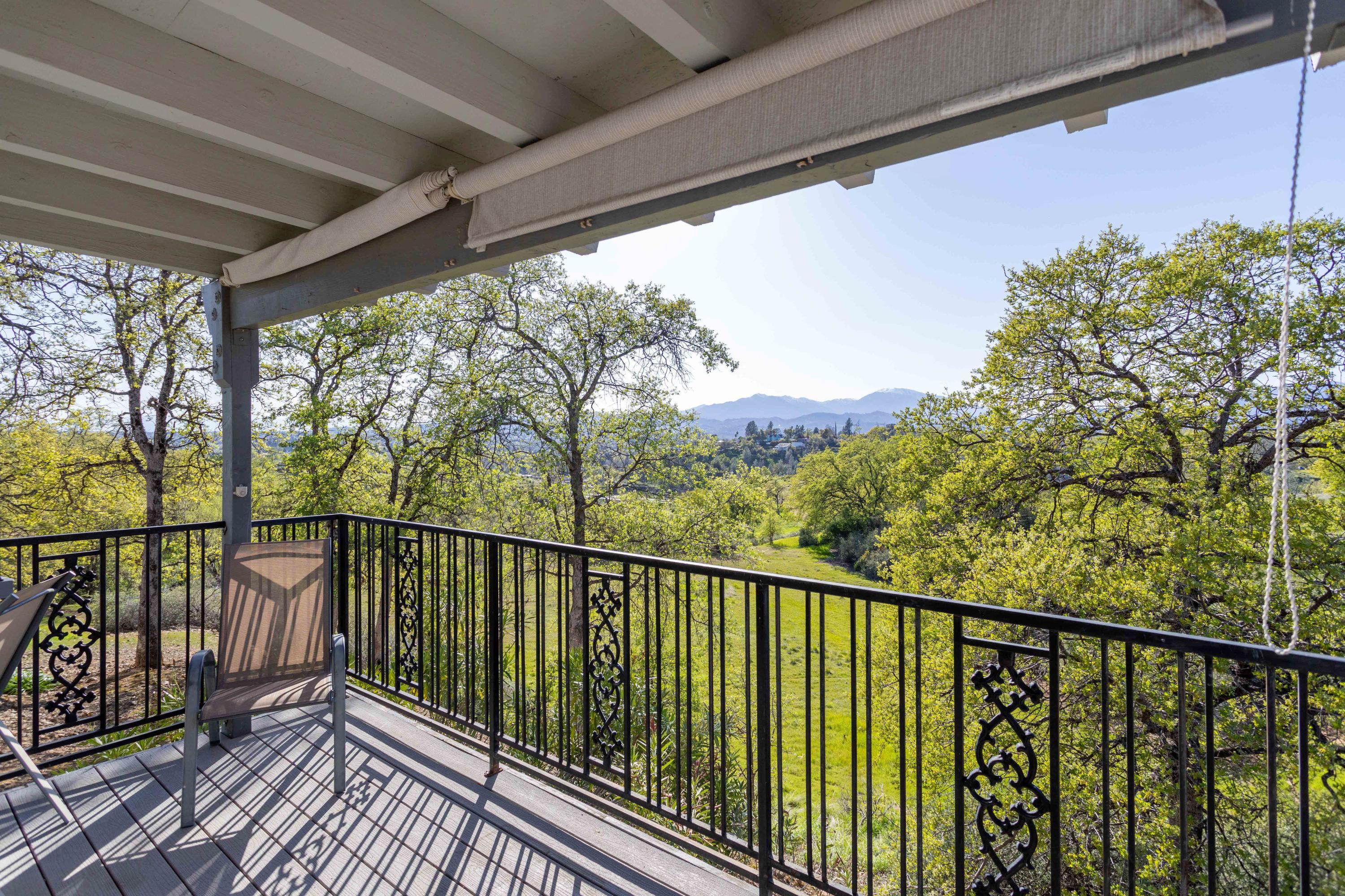 212 Ridgetop Drive Redding, CA 96003 - Photo 4 of 31 254A1809