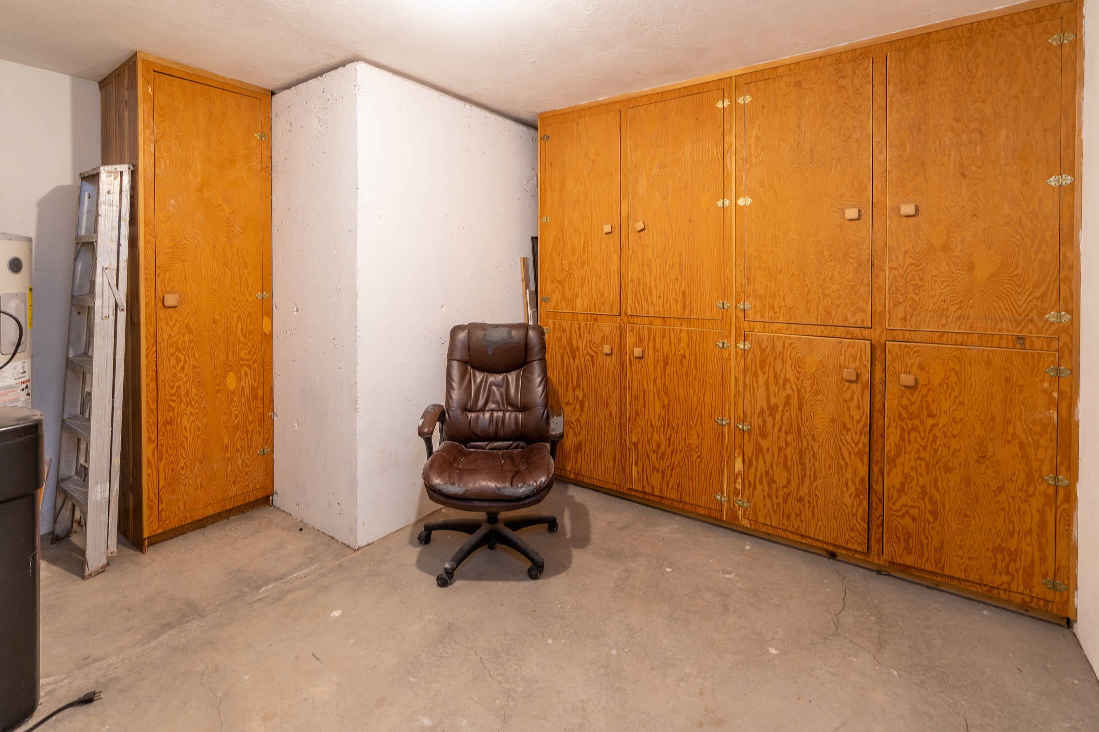 550 North Coles Road Prineville, OR 97754 - Photo 32 of 50 Storage room with water heater in basement