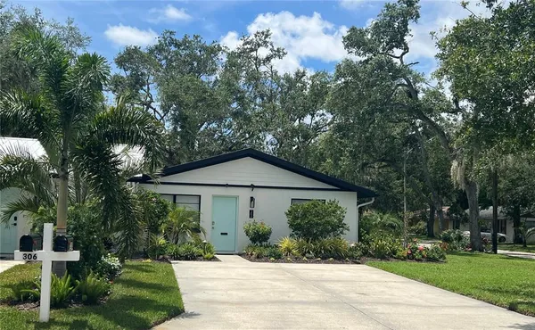 $1,800 | 302 19th Street East, Bradenton, FL 34208