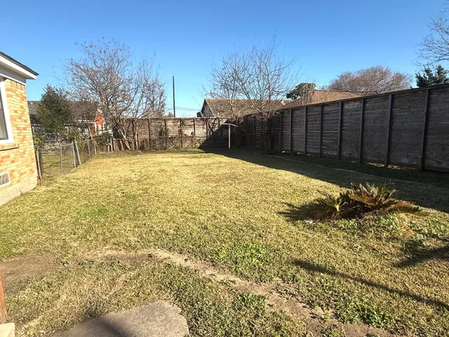 $2,000 | 712 Sue Street, Houston, TX 77009