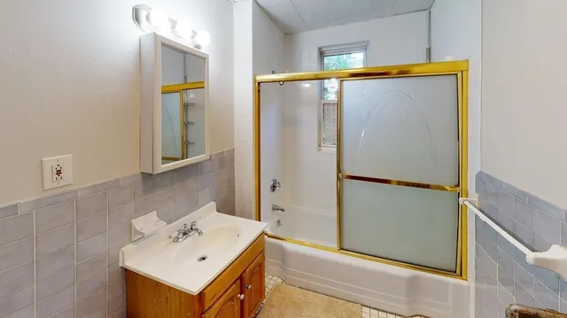 $2,200 | 692 Columbia Road, Unit 1, Boston, MA 02125