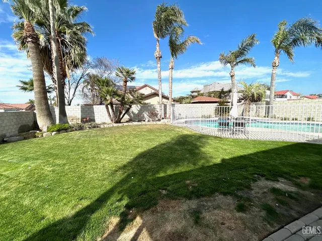 a view of a backyard