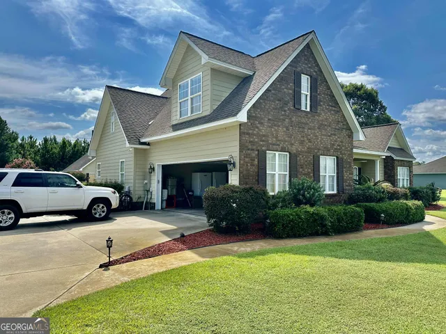 a view of a yard in front of a house