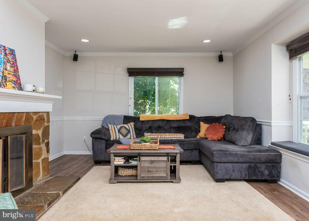 3512 St James Road Windsor Mill, MD 21244 - Photo 19 of 31 liviong room