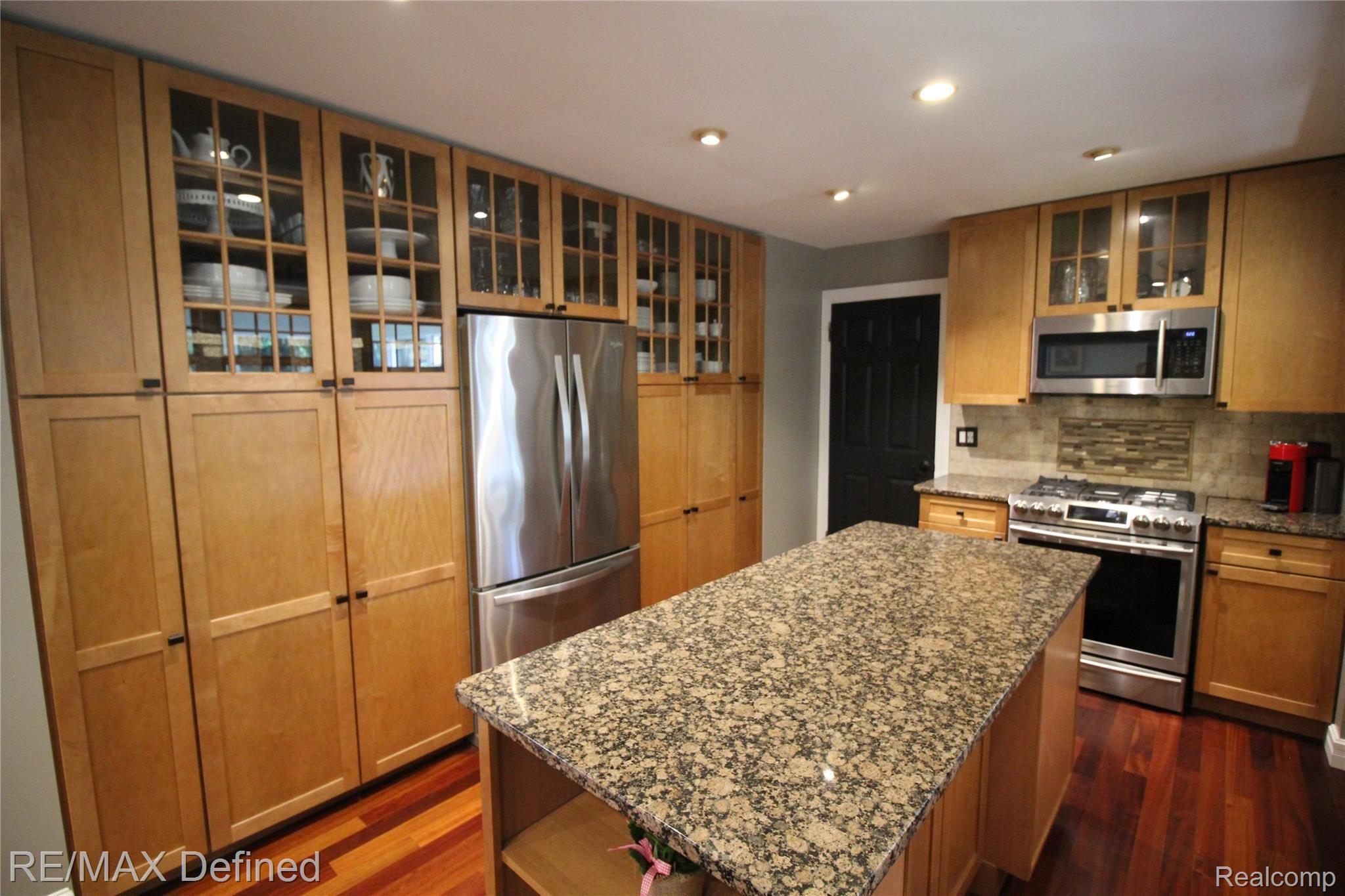 815 Aspen Drive Rochester, MI 48307 - Photo 4 of 31 An Abundance of Cabinets
