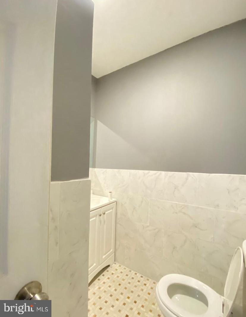 1230 North 15th Street Philadelphia, PA 19121 - Photo 25 of 31 a bathroom with a toilet and a shower