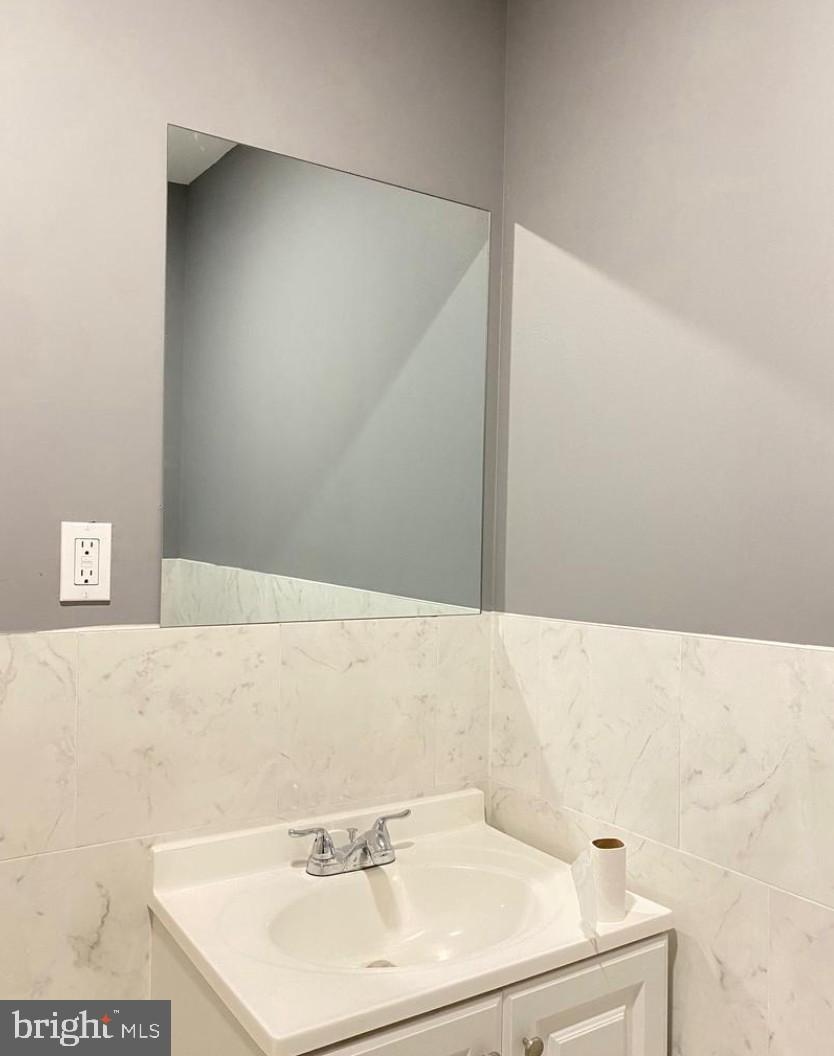 1230 North 15th Street Philadelphia, PA 19121 - Photo 27 of 31 a bathroom with a sink and a bathtub