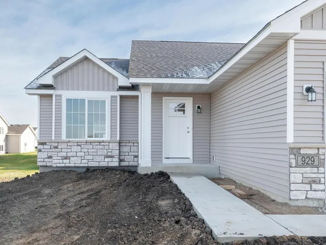 $399,900 | 929 Prestwick Drive, Belle Plaine, MN 56011