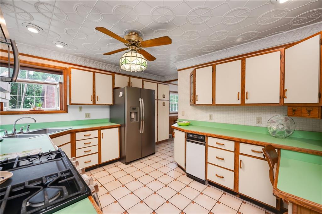 3871 Green Valley Road Pittsburgh, PA 15235 - Photo 12 of 50 Kitchen
