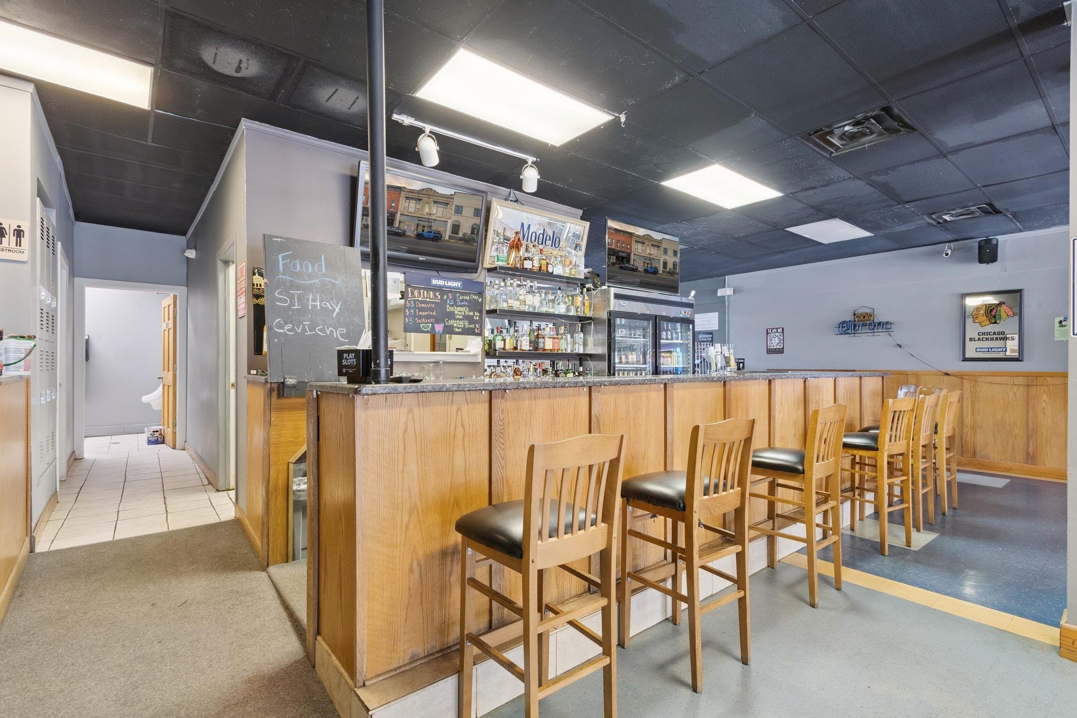 522 South State Street Belvidere, IL 61008 - Photo 18 of 67 a dining area with furniture and a large window