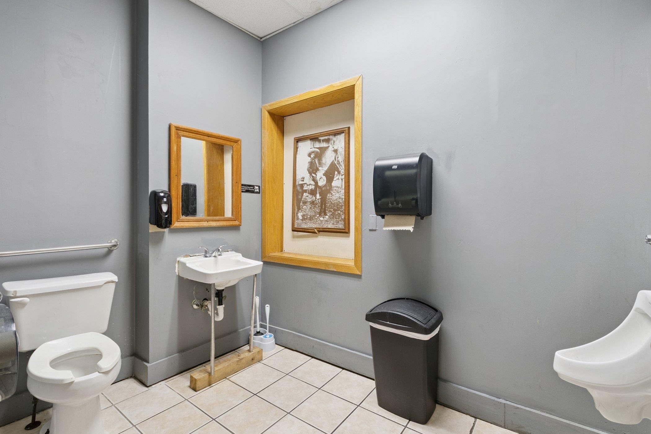 522 South State Street Belvidere, IL 61008 - Photo 28 of 67 a bathroom with a toilet a sink and mirror