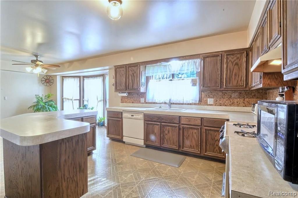57 Stonetree Circle Rochester, MI 48309 - Photo 11 of 38