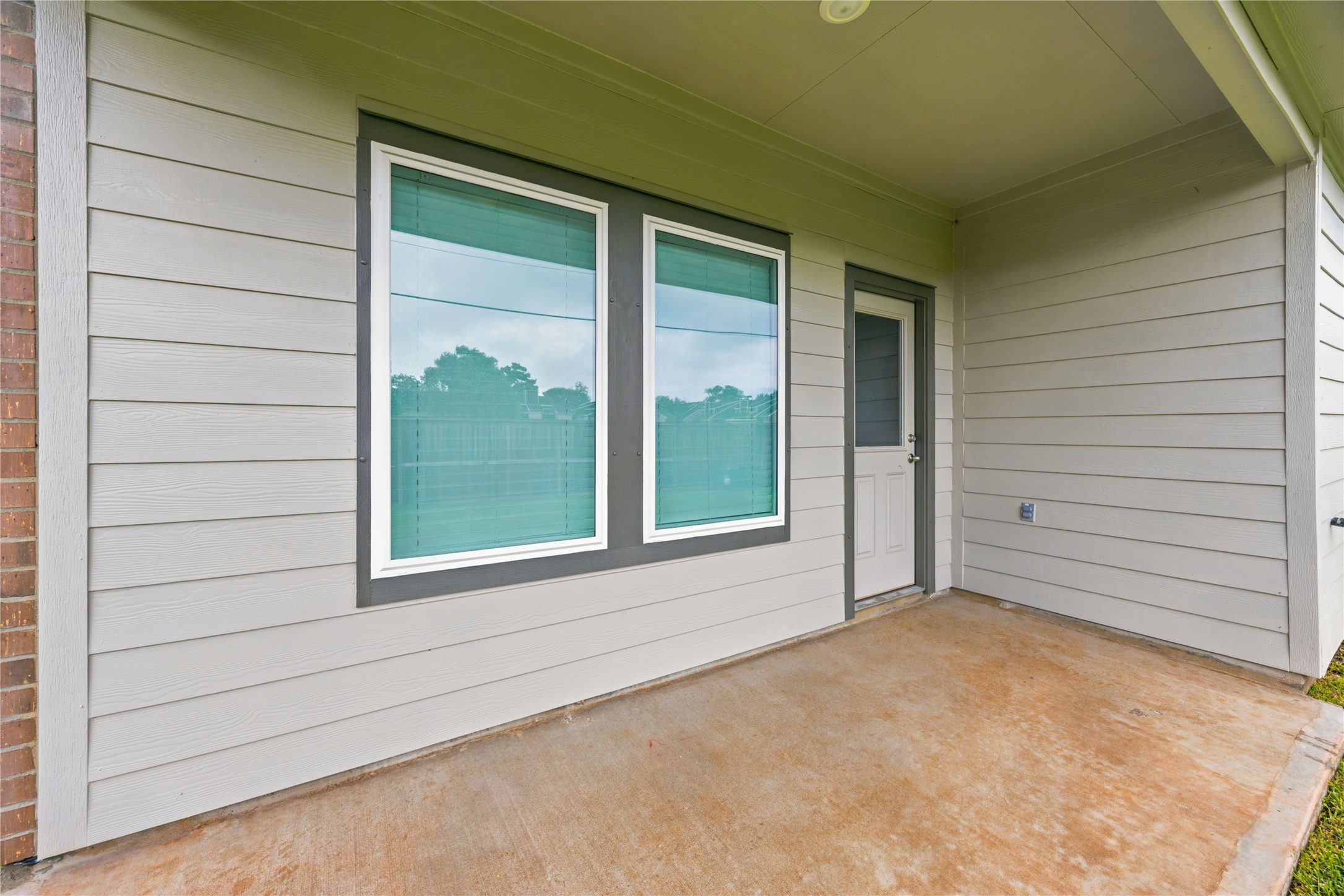 7 Robin Court Angleton, TX 77515 - Photo 25 of 27 Covered patio — Covered back patio perfect for outdoor seating and relaxation.
