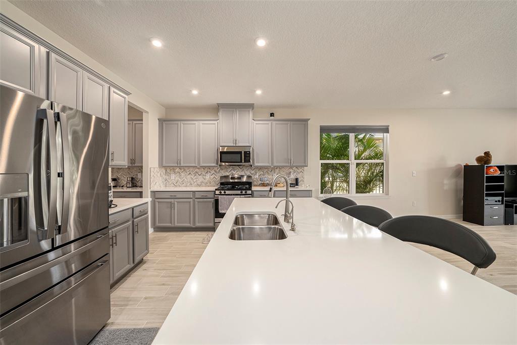 33410 Castaway Loop Wesley Chapel, FL 33543 - Photo 13 of 41