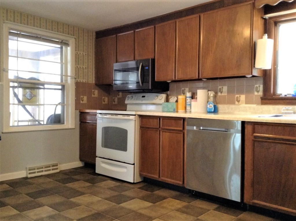 78 Racette Avenue Gardner, MA 01440 - Photo 8 of 25