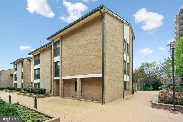 $309,999 | 150 Monroe Street, Unit 302, Rockville, MD 20850