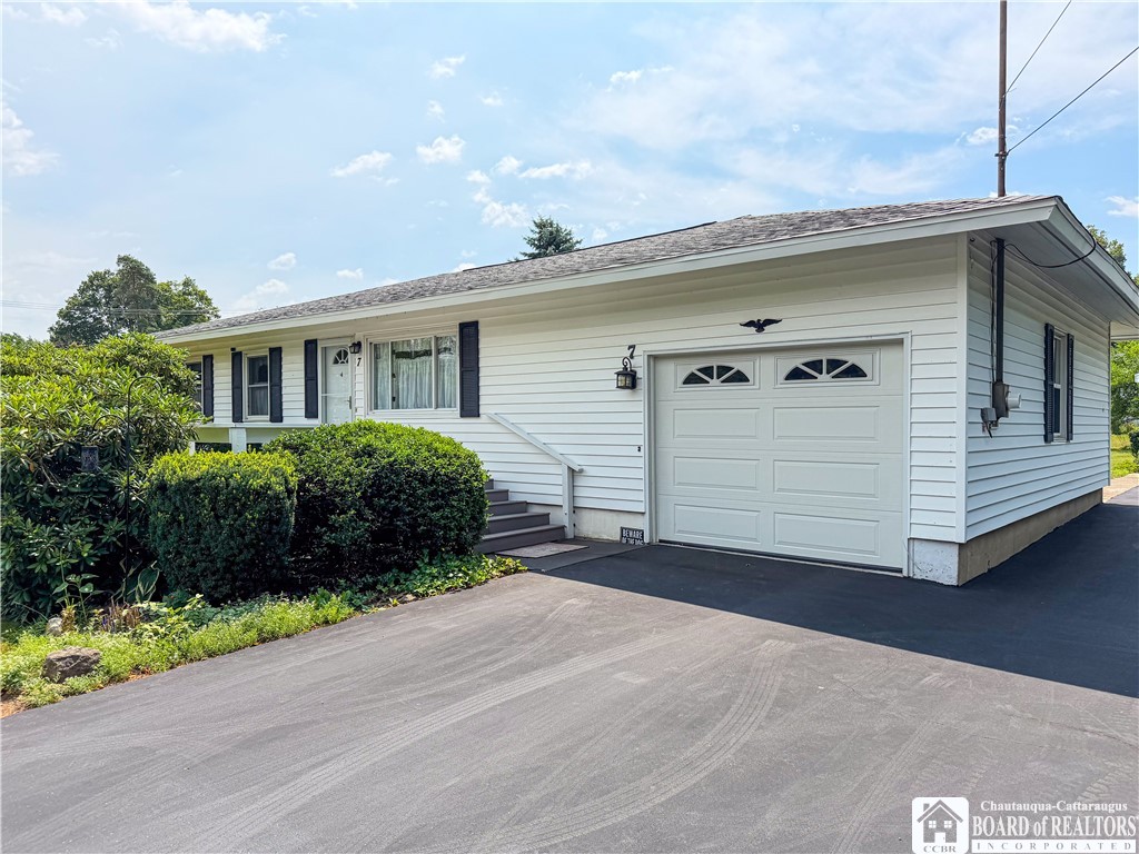 7 Swan Street Hanover, NY 14062 - Photo 3 of 29