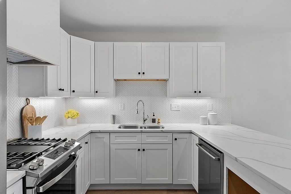 100 Albion Road, Unit 403 Bedford, MA 01730 - Photo 32 of 37 Gallery Image 32