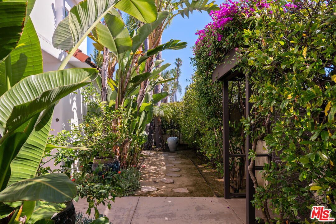 697 Washington Boulevard Marina del Rey, CA 90292 - Photo 3 of 18