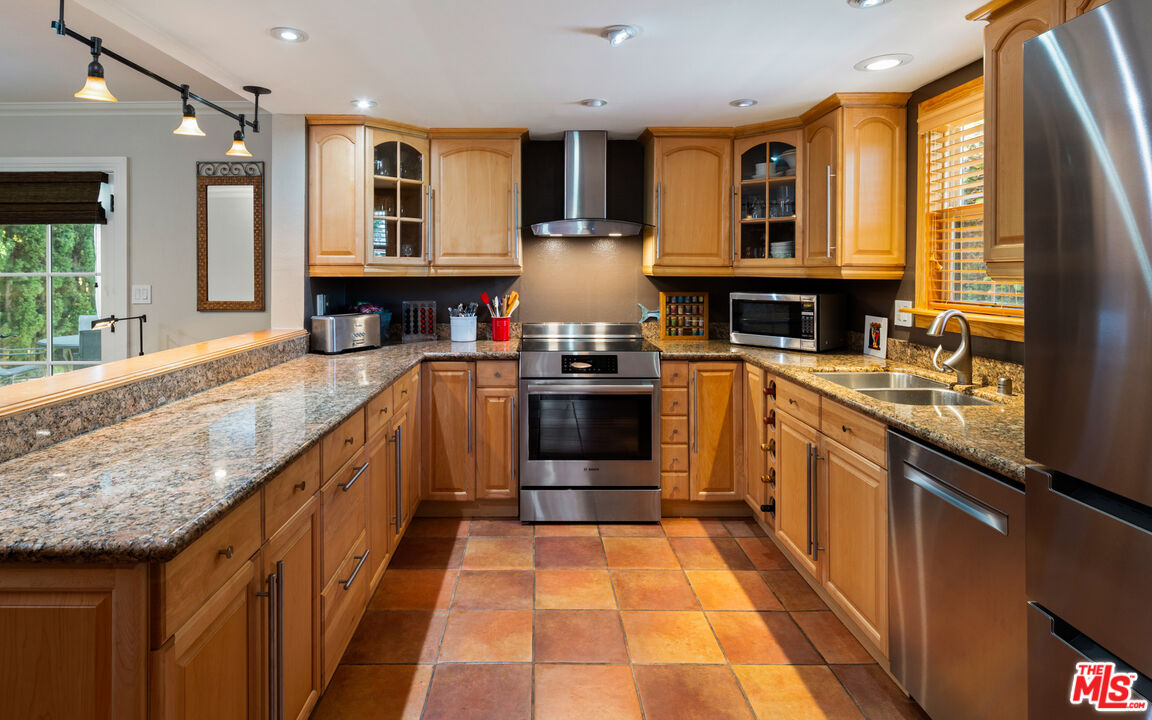 697 Washington Boulevard Marina del Rey, CA 90292 - Photo 8 of 18