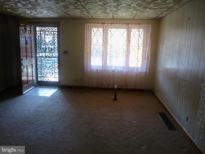 332 West Riverview Road Brooklyn, MD 21225 - Photo 8 of 8 Living room