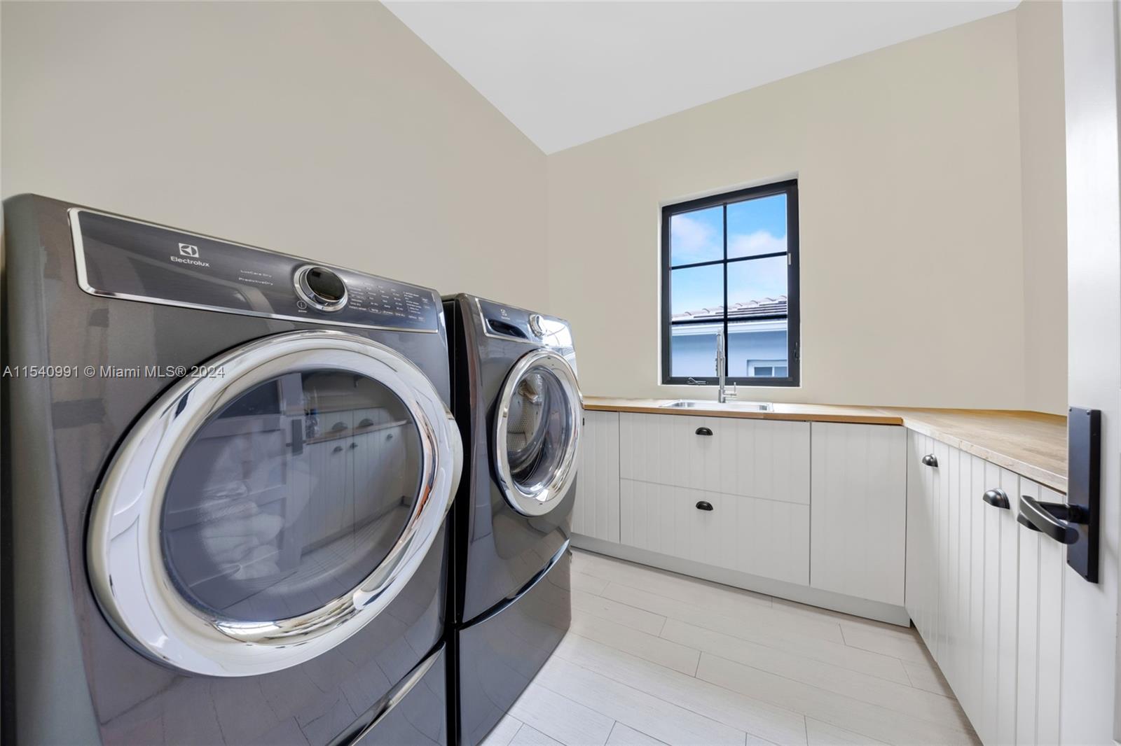 590 Northeast 59th Street Miami, FL 33137 - Photo 13 of 32 a utility room with dryer and washer