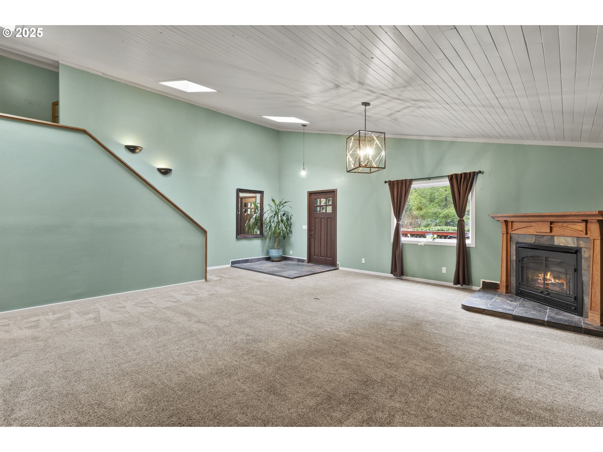 Living Room/Entrance