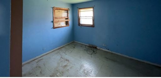 19W719 West Holtz Avenue Addison, IL 60101 - Photo 6 of 11 an empty room with a window