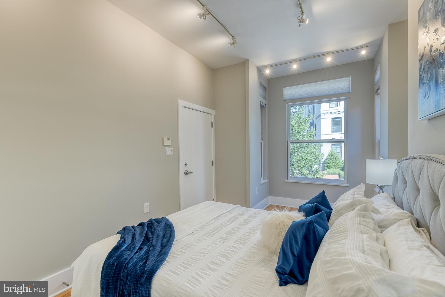 1806 Kalorama Road Northwest, Unit 1 Washington, DC 20009 - Photo 27 of 43 Sunny upper level primary suite with en suite bath