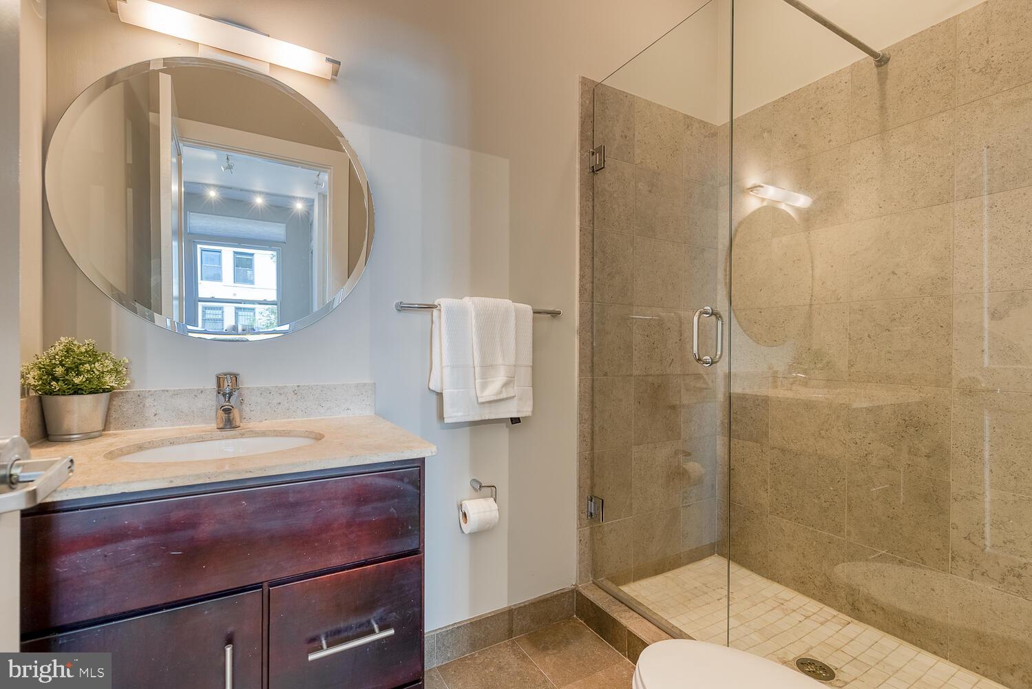 1806 Kalorama Road Northwest, Unit 1 Washington, DC 20009 - Photo 31 of 43 Sunny primary suite with en suite full bath!