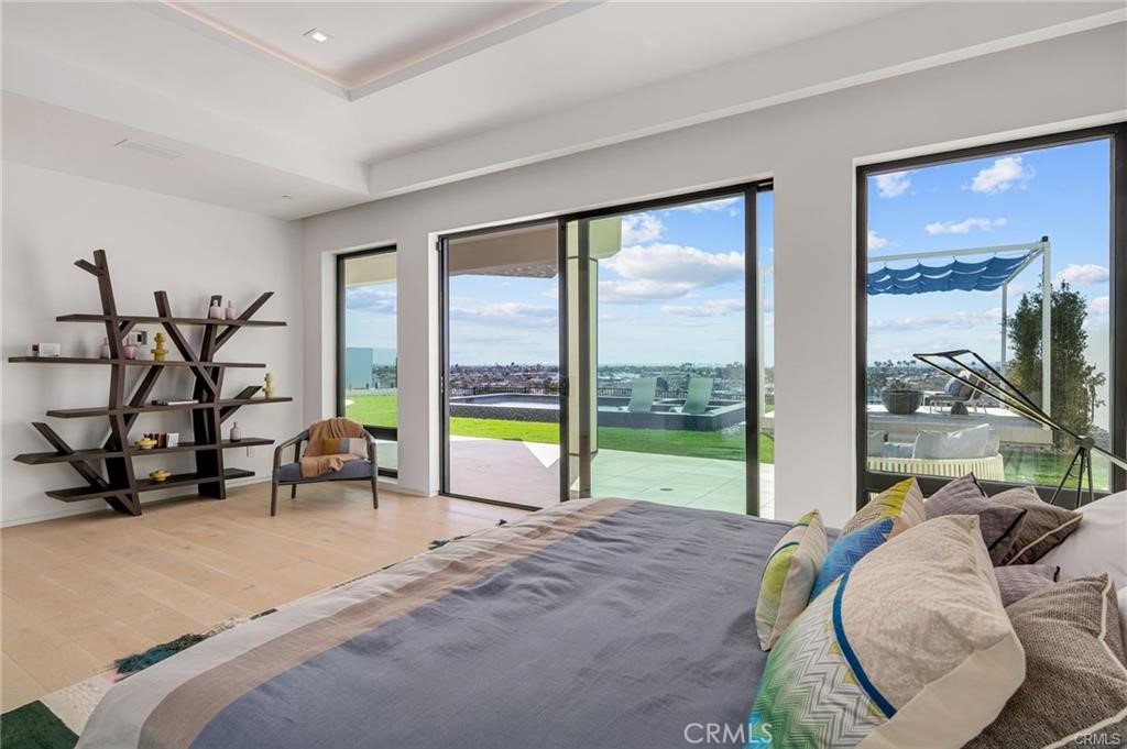 1207 Dolphin Terrace Corona del Mar, CA 92625 - Photo 4 of 58 a bed room with a bed and a chair