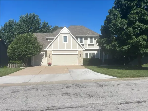 $494,900 | 512 Southeast Canterbury Lane, Lee's Summit, MO 64063
