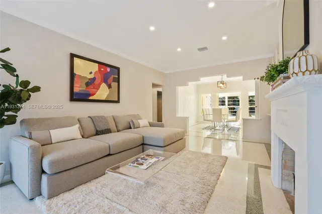 $2,400,000 | 3760 Royal Palm Avenue, Miami Beach, FL 33140