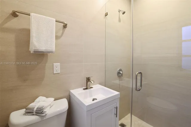 $2,400,000 | 3760 Royal Palm Avenue, Miami Beach, FL 33140