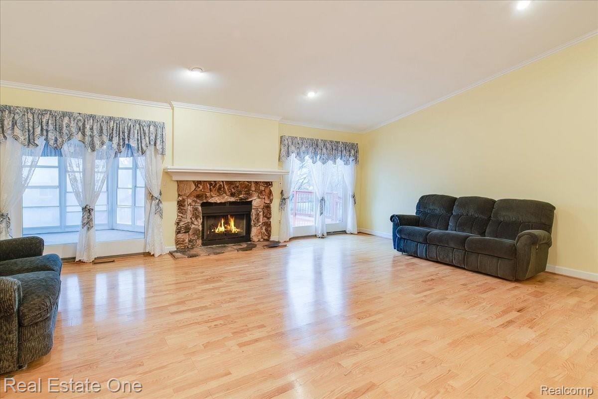 2051 Warrington Road Rochester, MI 48307 - Photo 18 of 64 19-19 (1).jpg