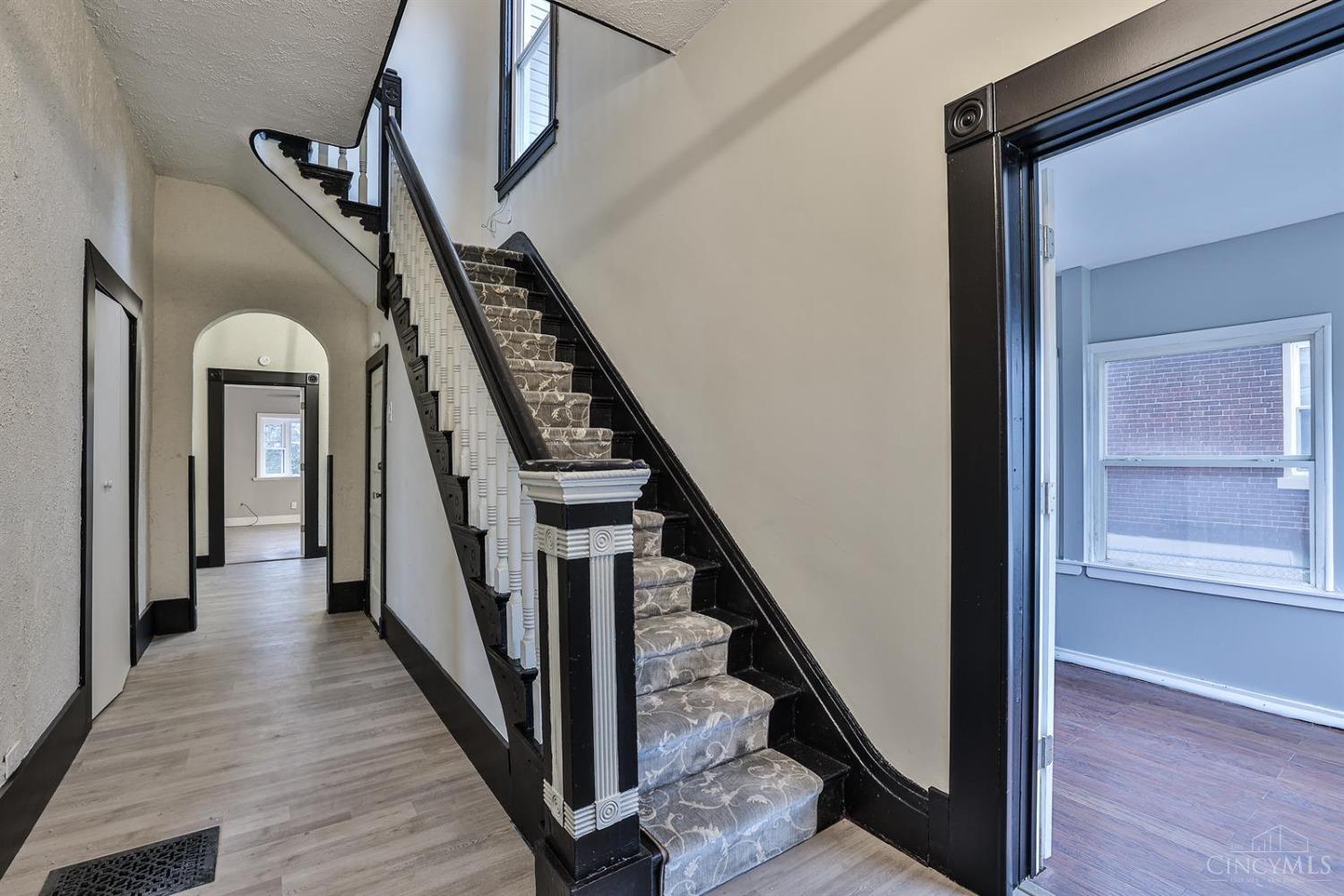1722 Dale Road Cincinnati, OH 45237 - Photo 3 of 43