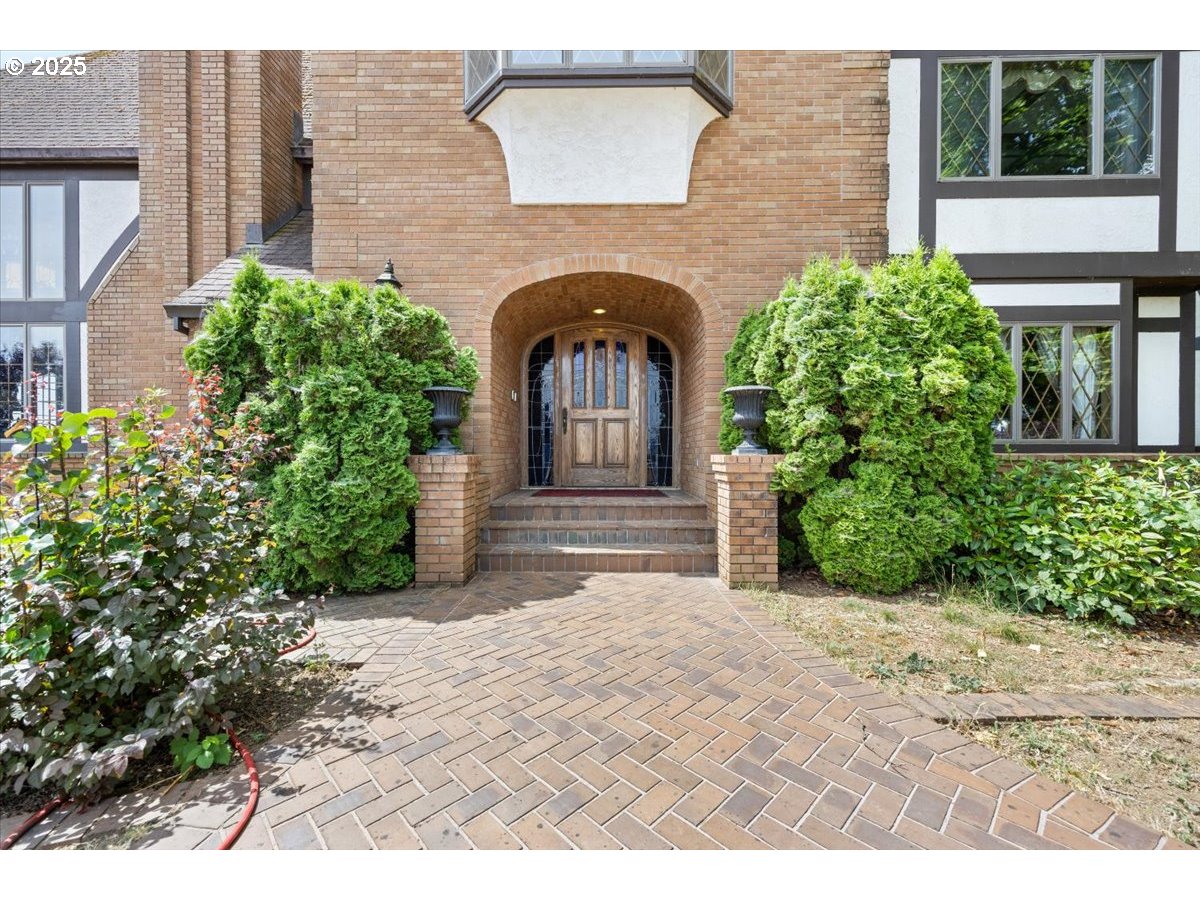 331 Metz Hill Road Oakland, OR 97462 - Photo 21 of 47 a front view of a house with garden