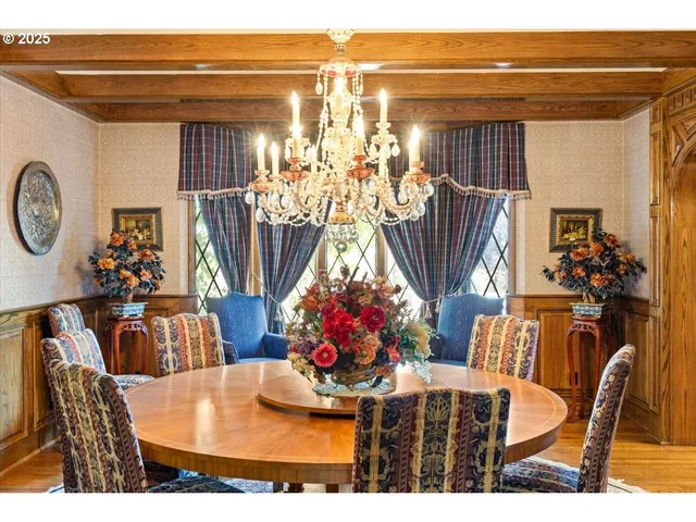 a view of entryway front with furniture