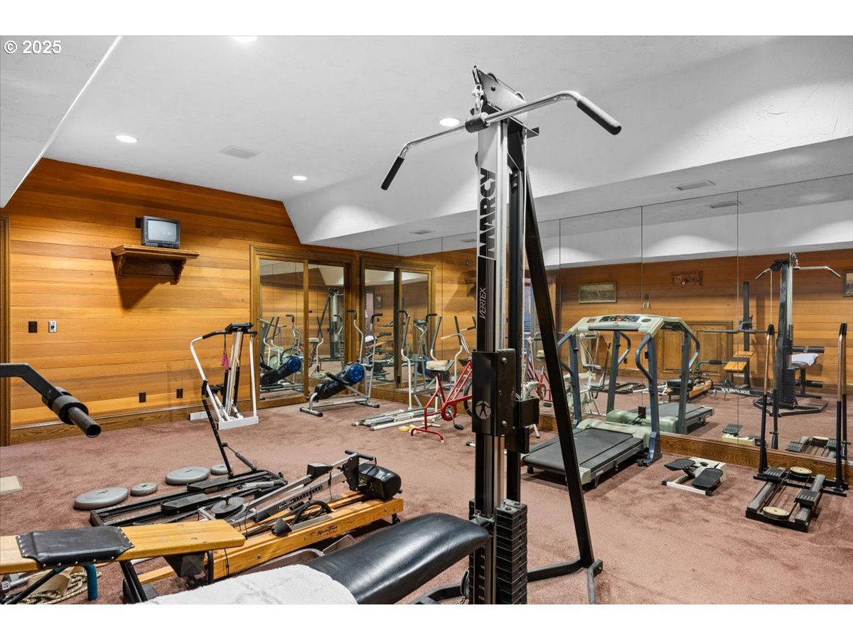 331 Metz Hill Road Oakland, OR 97462 - Photo 43 of 47 a view of a room with gym equipment