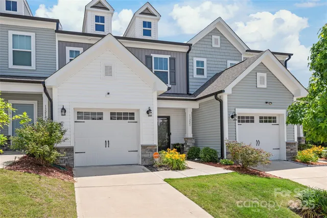 a view of a yard in front of house