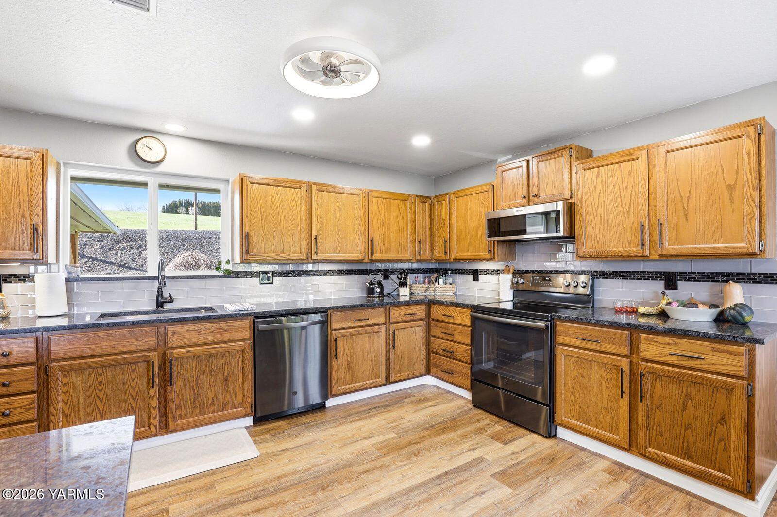 12309 Douglas Road Yakima, WA 98908 - Photo 13 of 58 13- Kitchen