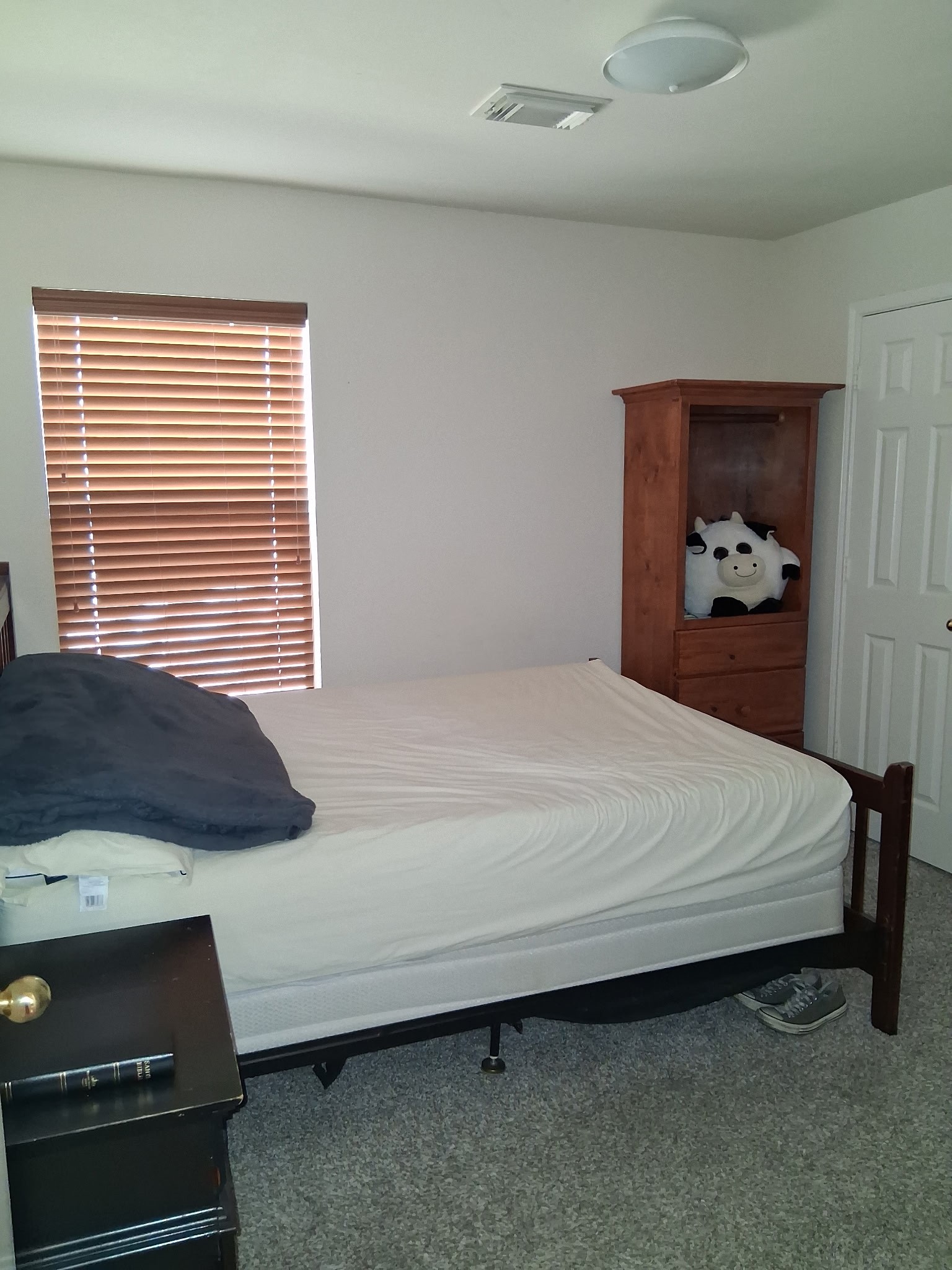 9607 Rads Point Sugar Land, TX 77498 - Photo 8 of 24 a bed sitting in a bedroom next to a window