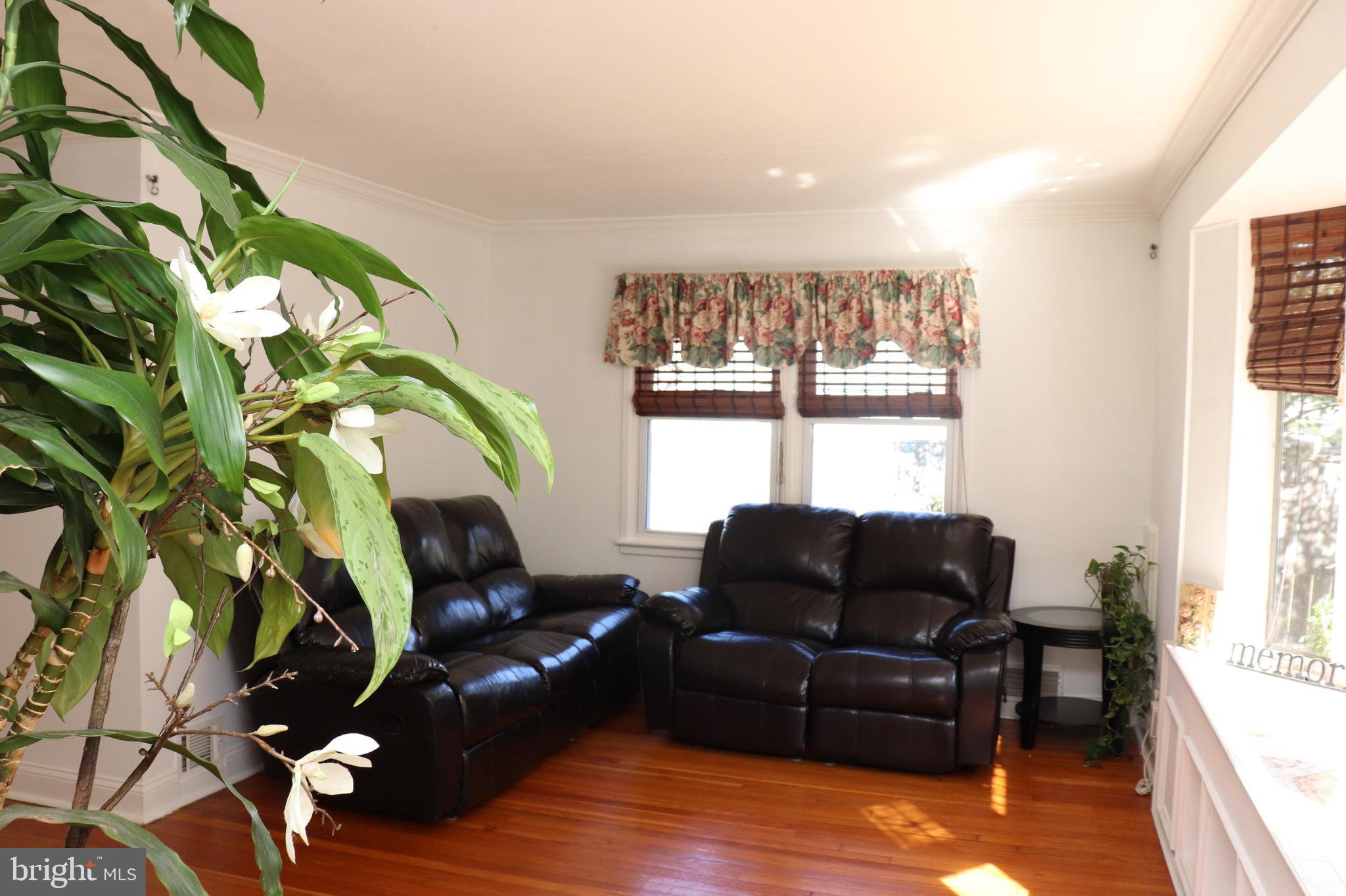 12232 Bluhill Road Silver Spring, MD 20902 - Photo 17 of 48 Living Room